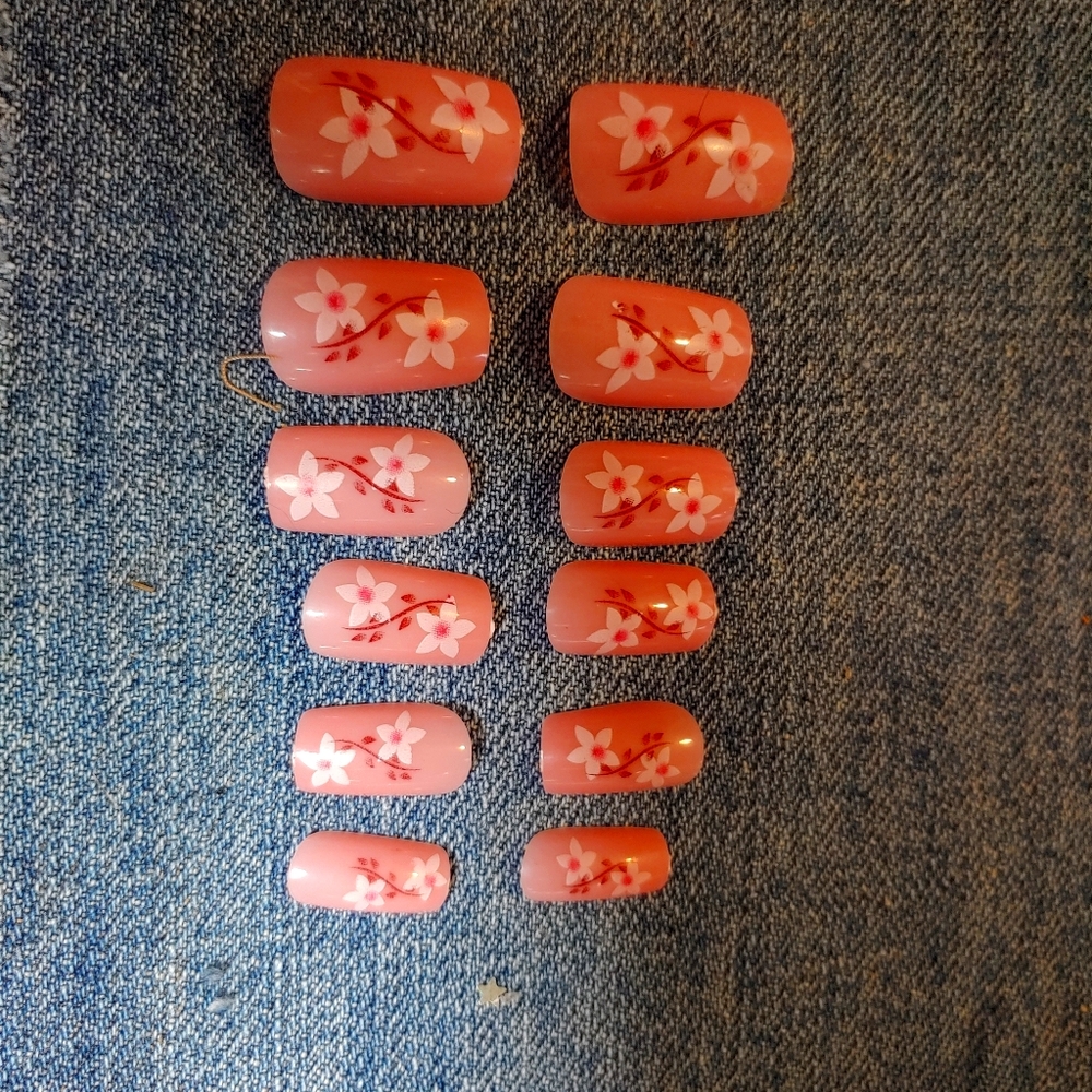 Full set of press on nails.